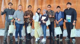 Sebagian personal tim liputan mitra Sapulangit Media Center (SMC),  jurnalis dari berbagai portal berita, usai liputan public expose salah satu emiten. (Dok. Persrilis.com/Budipur)
