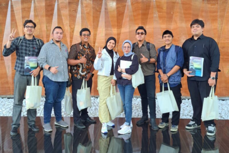 Sebagian personal tim liputan mitra Sapulangit Media Center (SMC),  jurnalis dari berbagai portal berita, usai liputan public expose salah satu emiten. (Dok. Persrilis.com/Budipur)
