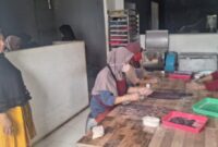 Kelompok Wanita Tani (KWT) Sri Mandiri asal Desa Sembawa, Kecamatan Jalaksana, Kuningan, Jawa Barat, kini telah memiliki lebih dari 1.400 gerai produk olahan ubi jalar di wilayah Cirebon hingga Brebes. (Dok. BRI)