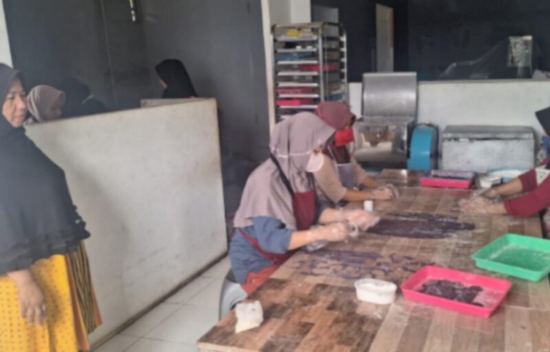 Kelompok Wanita Tani (KWT) Sri Mandiri asal Desa Sembawa, Kecamatan Jalaksana, Kuningan, Jawa Barat, kini telah memiliki lebih dari 1.400 gerai produk olahan ubi jalar di wilayah Cirebon hingga Brebes. (Dok. BRI)