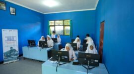 BRI Peduli menginisiasi penyaluran bantuan infrastruktur teknologi, informasi, dan akses internet ke SMP Negeri 6 Bayan di Kabupaten Lombok Utara, Nusa Tenggara Barat. (Dok. BRI)