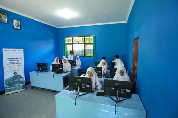 BRI Peduli menginisiasi penyaluran bantuan infrastruktur teknologi, informasi, dan akses internet ke SMP Negeri 6 Bayan di Kabupaten Lombok Utara, Nusa Tenggara Barat. (Dok. BRI)