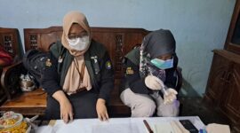 Tim Bapanas melakukan pengambilan sampel cabai dari berbagai titik distribusi dan pasar tradisional. (Dok. Bapanas)

