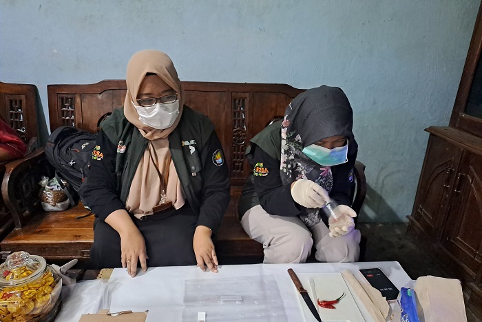 Tim Bapanas melakukan pengambilan sampel cabai dari berbagai titik distribusi dan pasar tradisional. (Dok. Bapanas)

