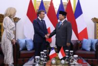 Presiden Prancis Emmanuel Macron disambut oleh Presiden Indonesia Prabowo Subianto dalam upacara kenegaraan di Istana Merdeka. (Dok. Tim Media Prabowo)
