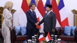 Presiden Prancis Emmanuel Macron disambut oleh Presiden Indonesia Prabowo Subianto dalam upacara kenegaraan di Istana Merdeka. (Dok. Tim Media Prabowo)
