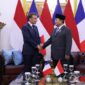 Presiden Prancis Emmanuel Macron disambut oleh Presiden Indonesia Prabowo Subianto dalam upacara kenegaraan di Istana Merdeka. (Dok. Tim Media Prabowo)