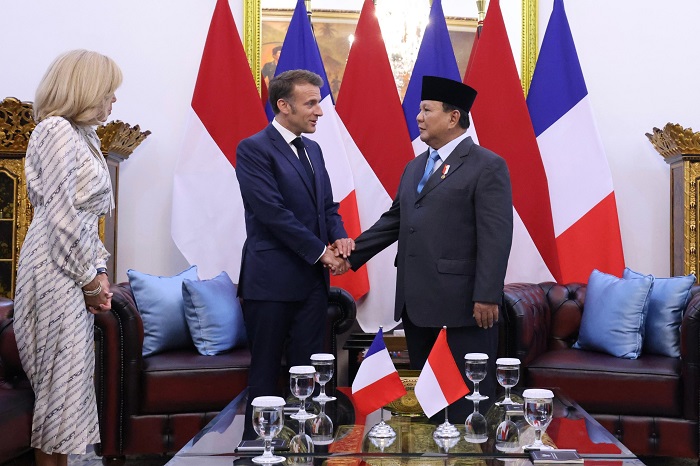 Presiden Prancis Emmanuel Macron disambut oleh Presiden Indonesia Prabowo Subianto dalam upacara kenegaraan di Istana Merdeka. (Dok. Tim Media Prabowo)