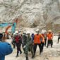 Proses pencarian terhadap korban longsor tambang galian C Gunung Kuda, Kabupaten Cirebon(Dok. Basarnas)

