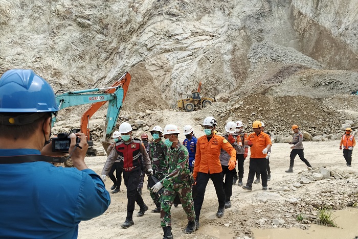 Proses pencarian terhadap korban longsor tambang galian C Gunung Kuda, Kabupaten Cirebon(Dok. Basarnas)

