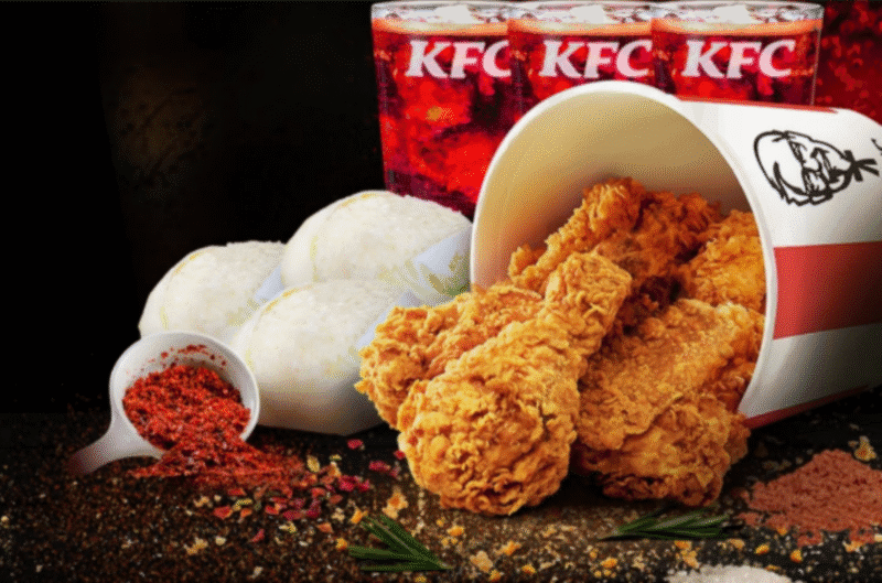 FAST gandeng keluarga Haji Isam lewat SFN untuk efisiensi pasokan ayam KFC di tengah boikot dan daya beli lemah. (Instagram.com. @kfcindonesia)