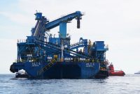 1. Armada kapal tongkang ALII berlayar dari pelabuhan Kalimantan, menandakan skala operasi logistik. (dO. 