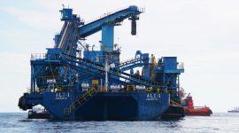 1. Armada kapal tongkang ALII berlayar dari pelabuhan Kalimantan, menandakan skala operasi logistik. (dO. 