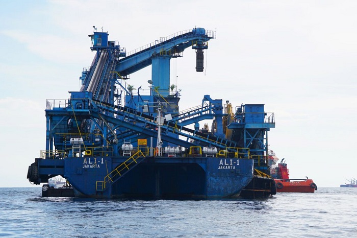 1. Armada kapal tongkang ALII berlayar dari pelabuhan Kalimantan, menandakan skala operasi logistik. (dO. 