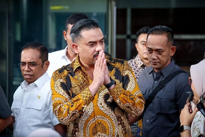 Maman Abdurrahman meninggalkan gedung KPK usai serahkan dokumen klarifikasi surat kunjungan istri. (Instagram.com@maman.abdurrahman.st)
