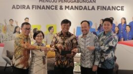 Direksi Adira dan Mandala menandatangani perjanjian merger, disaksikan perwakilan OJK dan MUFG. (Dok. Adira)