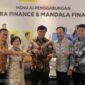 Direksi Adira dan Mandala menandatangani perjanjian merger, disaksikan perwakilan OJK dan MUFG. (Dok. Adira)